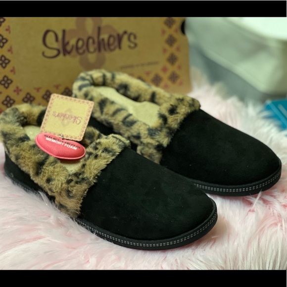 New Skechers Women's Cozy Campfire-Frisky Gal-Microfiber Slipper with Faux Fur - Picture 2 of 7